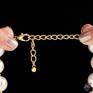 สร้อยคอประดับจี้ไข่มุกรูปหัวใจและสร้อยคอเส้นใหญ่ประดับมุกของ Prao Luxe - Product Image 3