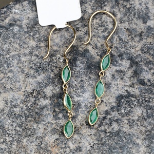 Boucles d'oreilles pendantes linéaires à trois pierres en or jaune 18 carats avec émeraude marquise naturelle sertie clos, Memoria Jewels, vente en gros - Product Image 5