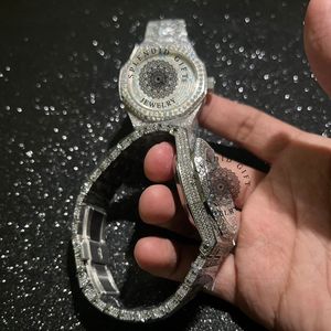 นาฬิกาข้อมือผู้ชายหรูหรา ระบบควอตซ์ หน้าปัดเพชรโมอิสซาไนต์ ตัวเรือนสวยงาม ตัวเลขโรมัน สายแบบซ่อน ขนาด 28 มม. กระจกแซฟไฟร์ กลไก ETA - Product Image 4