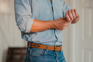 Polo en cuir de vachette brodé sur mesure, cuir véritable de qualité supérieure, motif géométrique formel, haute résistance pour les marques de mode - Product Image 5