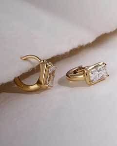 Boucles d'oreilles créoles minimalistes personnalisées avec poire de laboratoire et diamant taille radiant, en or 18 carats, cadeau de mariage ou de promesse pour la mariée - Product Image 6