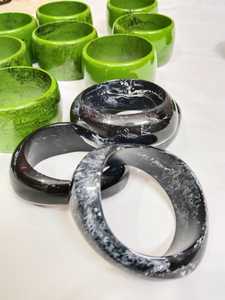 Bracelets en résine faits à la main, forme ronde, couleur noir et vert, bijoux d'art de collection, technique de moulage - Product Image 1