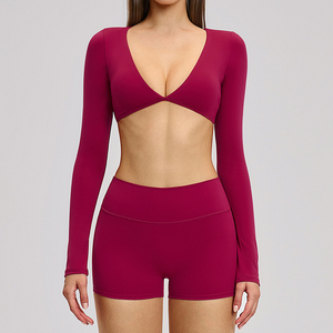 Conjunto Deportivo de Dos Piezas para Mujer, Color Negro, Top Corto de Manga Larga, Pantalones Cortos de Cintura Alta, Estilo Deportivo para Yoga y Ejercicio, Diseño con Aberturas - Product Image 5