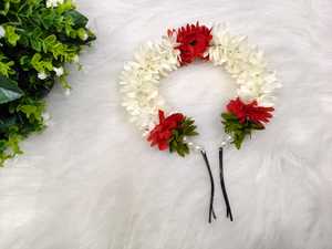 Accesorio para el Cabello con Flores de Jazmín Rojas y Blancas, Tocado Floral de Tela para Bodas, Mehndi, Haldi, Fiestas Nupciales - Product Image 1
