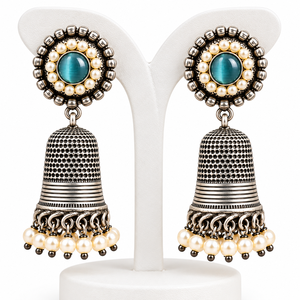 Boucles d'oreilles en laiton plaqué argent antique en forme de cloche, bijoux ethniques pour femmes pour occasions festives ARTS JEWELS - Product Image 1