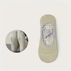 Chaussettes de sport antidérapantes en coton extensible respirant et confortable pour yoga, pilates et fitness, idéales pour l'entraînement en intérieur - Product Image 6