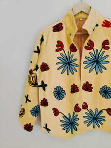เสื้อแจ็คเก็ตบอมเบอร์กำมะหยี่ปักลายดอกไม้ลายเสือดาวทำมือ-เป็นมิตรกับสิ่งแวดล้อม แบบกลับด้านได้ แขนสั้น ดีไซน์สำหรับฤดูหนาว จากราชสถาน - Product Image 3