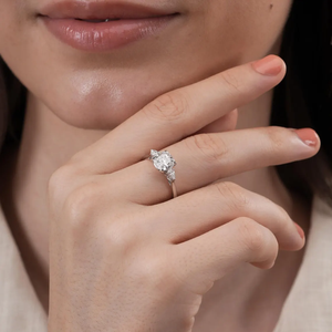 Bague de fiançailles classique à trois pierres en diamant de laboratoire taille coussin avec diamants latéraux en forme de poire, certifiée IGI, bijoux en or 18 carats - Product Image 5