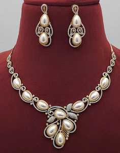 Elegante y Moderno Juego de Collar y Aretes con Perlas y Baño de Oro de 18K para Mujer, Ideal para Bodas, Fiestas y Regalos - Product Image 3