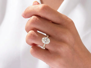 Bague de fiançailles vintage solitaire en or jaune 18 carats avec halo caché, diamant synthétique de 2,50 carats, couleur F, clarté VS1, taille ovale, IGI - Product Image 4