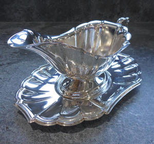 Salsera de Metal Plateado Pulido con Bandeja, Borde Festoneado, con Asa, Vajilla Moderna de Lujo, Estilo Vintage - Product Image 1