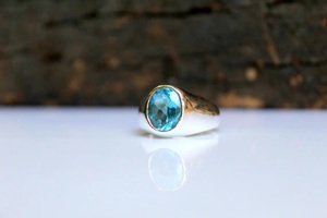 Bague pour homme en argent sterling 925 avec pierre précieuse topaze bleue naturelle, bague statement en pierre bleue faite à la main, bijoux en gros - Product Image 2