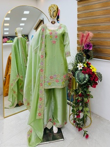NOUVEAU SALWAR KAMEEZ MODERNE DE CRÉATIVES DESIGNIÈRES PAR FATEMA FASHION POUR SOIRÉES, AVEC TRAVAIL EN RELIURE ET MATIÈRE SATINÉE À SEYURE LÉGEREMENT, ET À SECHEMENT RAPIDE - Product Image 4