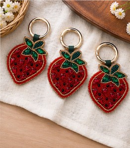 Rizir Fashion Porte-clés en verre plastique brodé fraise, breloque de sac faite main, accessoires mignons en peluche pour femmes et fêtes - Product Image 3