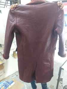 Abrigo de invierno para hombre de piel de oveja auténtica, hecho a medida, de lujo, grueso y largo, estilo vintage, con logo frontal, tipo gabardina. - Product Image 3