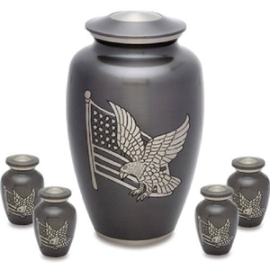 Urne funéraire pour adulte en marbre bleu vif avec petits objets commémoratifs assortis et bordure argentée. Disponible aux prix de gros. - Product Image 2