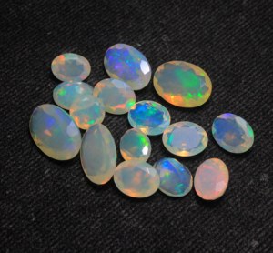 โอปอลเอธิโอเปียเวโลใส ทรงรีเหลี่ยมเพชรพลอย ขนาด 6-10 มม. สีเล่นแสงหลายเฉด ได้รับการรับรองสำหรับทำเครื่องประดับ - Product Image 3