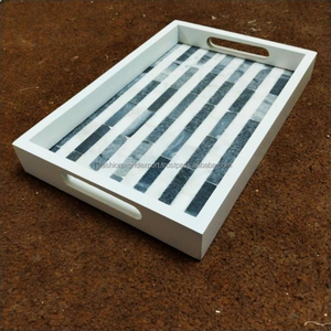 Bandeja de madera blanca hecha a mano con incrustaciones de resina de piedra en blanco y negro Bandeja de servicio decorativa elegante a rayas - Product Image 1
