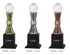Trophée métallique modèle 735, récompense sportive, gravure durable, impression UV, base en bois noir portable avec logo - Product Image 1