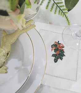 Serviettes de cocktail de Noël brodées houx et nœud rouge 6x6' en coton blanc avec ourlet festonné pour la maison, l'hôtel et les fêtes - Product Image 5