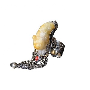 Anillo Pixiu Propicio y Curativo Hecho con Cera de Abeja de Ámbar Natural - Product Image 3
