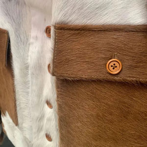 Blouson en cuir de vachette élégant pour homme avec fourrure véritable, en peau de vache unique, idéal pour l'équitation hivernale et les activités de plein air - Product Image 2