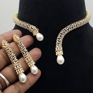Magnifique ensemble de bijoux HASLI de créateur en or blanc de qualité supérieure, plaqué argent, avec collier et boucles d'oreilles classiques, orné de pierres de zircon, pour femme, idéal pour les soirées. - Product Image 1