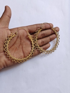 Pendientes de Aro Hechos a Mano con Filigrana Dorada Festoneada, Joyería Étnica Boho con Diseño Intrincado - Product Image 3