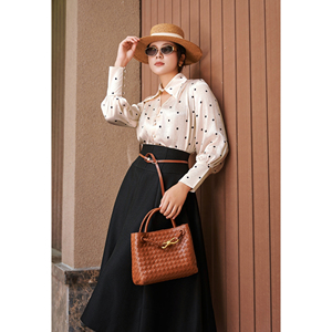 Blusa Casual de Oficina para Mujer, Diseño Personalizado BETTY, Elegante y Femenina, de Satén Texturizado con Puntos, Manga Larga y Cuello Recortado, Estilo Vietnamita - Product Image 4
