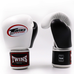 นวมชกมวยหนังแท้ Twins สีชมพูขาว หนังวัวแท้ สำหรับฝึกซ้อม ปิดด้วยสายรัด - Product Image 5