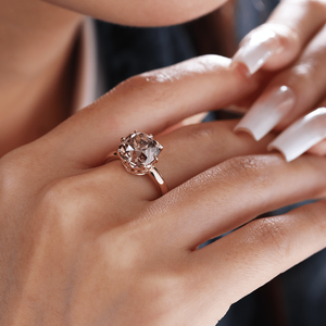 Bague solitaire élégante en or jaune 18 carats avec diamant de laboratoire taille coussin de 4,5 ct, sertie de 8 griffes, bijou de cocktail et bague de fiançailles - Product Image 3