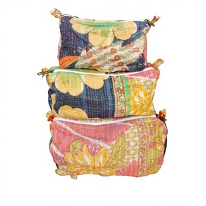 Ensemble de 3 pochettes en coton imprimé Kantha, faites sur mesure par des artisans, pour le voyage et le rangement. Idéal pour organiser les cosmétiques et les fournitures de bureau - Product Image 1