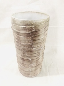 Vase à fleurs en aluminium rustique léger de haute qualité fait à la main pour la décoration de table à la maison - Product Image 2