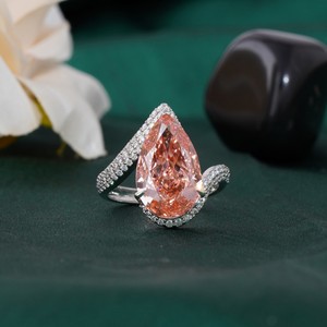 แหวนเพชร 14K ทองคำขาว ประดับเพชรสีชมพูสด 7.27 กะรัต เพชรเลี้ยงในห้องปฏิบัติการ ทรงลูกแพร์ ประดับด้วยวงแหวนแบบ Halo ดีไซน์หรูหราสำหรับงานแต่งงาน - Product Image 1