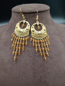ต่างหูระย้าประดับคริสตัลและเพชรเทียมชุบทองคำ ดีไซน์คลาสสิกจาก Amaira Jewels ของขวัญสำหรับผู้หญิง เครื่องประดับสไตล์ดั้งเดิมแบบชาติพันธุ์ สื่อถึงความสงบสุข - Product Image 5