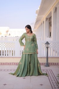 Conjunto de traje Salwar de tres piezas para mujer con Kurti de seda Crush Silk Zari, pantalones Palazzo acampanados, Dupatta con lentejuelas y bordados, y cuello redondo cosido. - Product Image 4