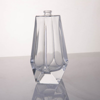 Flacon de parfum rectangulaire en verre minimaliste Prism 60 ml avec base lourde, atomiseur pressurisé, pompe pulvérisatrice sérigraphiée et joint d'étanchéité