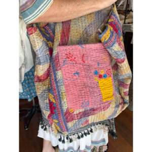 กระเป๋าผ้าแคนวาสปักลายเดซี่แบบเปิดปิดได้ ทำมือสไตล์วินเทจจากราชสถาน สำหรับผู้หญิงใช้ในชีวิตประจำวัน - Product Image 1