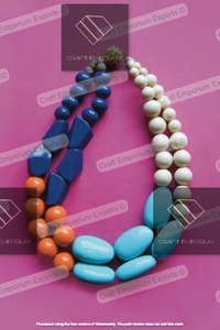 Colliers en résine avec des tourbillons, des paillettes et des tons inspirés de Pantone faits à la main et finis à la main pour un usage quotidien ou des cadeaux - Product Image 3