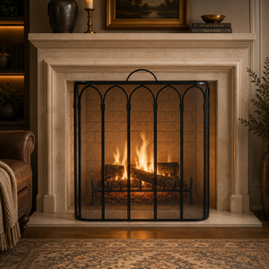 Protector de Chimenea Metálico con Arco de Catedral, Malla Fina Antichispas, con Marco de Acero Plegable, Protector de Hogar Independiente - Product Image 1