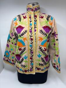 Chaquetas bordadas a mano estilo Suzani con vibrante bordado étnico, estilo bohemio y artesanía artística. - Product Image 4