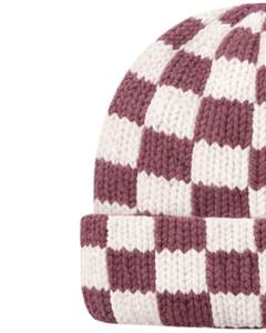 Gorro de punto personalizado con diseño de tablero de ajedrez en malva y blanco, gorro de invierno cálido con puño, gorro de punto acrílico suave, unisex, estilo urbano. - Product Image 3