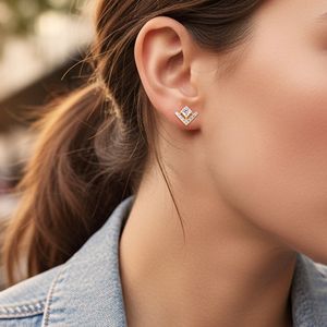 Boucles d'oreilles en or jaune 14 carats avec diamants, taille brillant rond, design minimaliste, bijoux pour femmes à porter au quotidien - Product Image 4