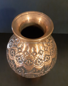 Florero de Metal con Diseño Grabado a Mano Florero Pequeño para Mesa de Boda Centro de Mesa y Decoración del Hogar por Azora Industries - Product Image 6