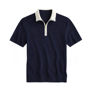 Polo de punto de manga corta azul marino para hombre con cuello cremallera y cremallera frontal, diseño casual liso, tela de algodón transpirable - Product Image 1