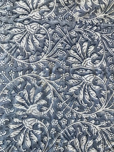 ผ้าฝ้ายพิมพ์ลายด้วยมือ – ลายดอกไม้โบราณ |   ฐานสีเทาพร้อมลวดลายสีขาว |   สิ่งทอทำมือจากอินเดีย - Product Image 4