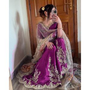 Traje de diseñador de seda Salwar Kameez y Gharara con Dupatta para fiestas - Product Image 2