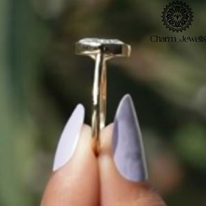 แหวนมอยซาไนต์ทรงวงรี Charm_Jewells ทอง 18K ประดับแบบ Bezel Setting แหวนหมั้นคลาสสิก เครื่องประดับสำหรับทุกเพศ - Product Image 5