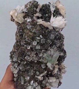 กลุ่มแร่สีดำ chelcidony ธรรมชาติ apophylite จากอินเดียพร้อมขาตั้งโลหะ - Product Image 3