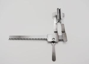 เครื่องมือผ่าตัดกระดูกซี่โครง Finochietto Rib Spreader สำหรับการผ่าตัดทรวงอก ทำจากเหล็กกล้าไร้สนิม สำหรับผู้เชี่ยวชาญ - Product Image 2